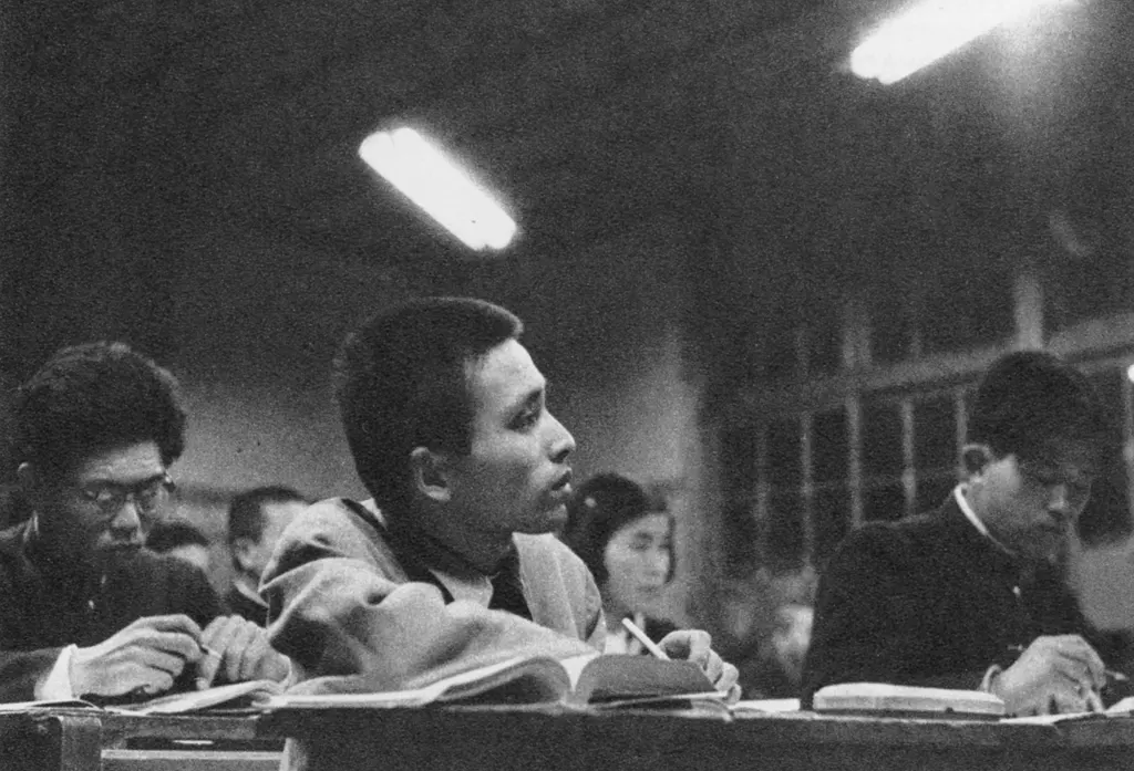 「夜学ぶ人々」 中島洋&nbsp;-&nbsp;アサヒカメラ 1955年3月号より