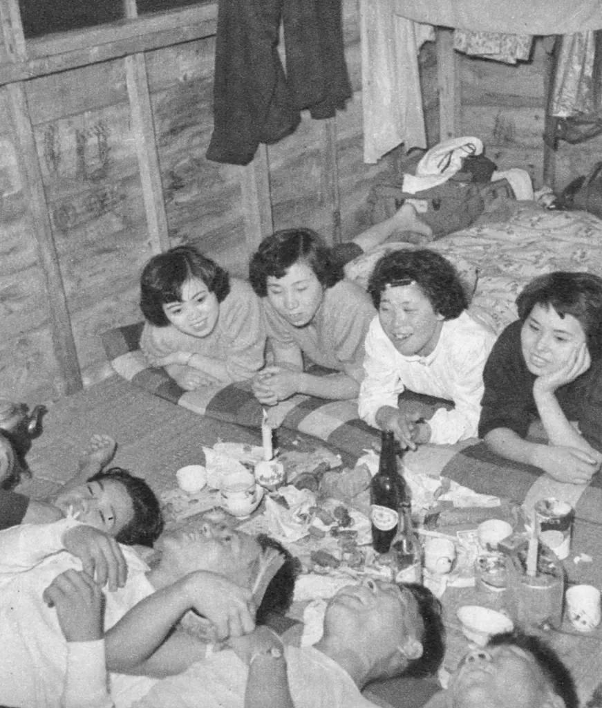 「バンガローにて （山中湖）」 大竹光雄&nbsp;-&nbsp;アサヒカメラ 1955年3月号より