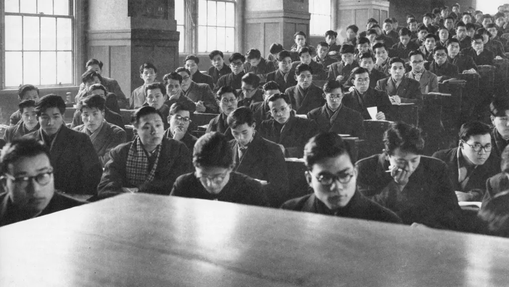 「寒い教室」 ハナヤ勘兵衛&nbsp;-&nbsp;アサヒカメラ 1955年3月号より
