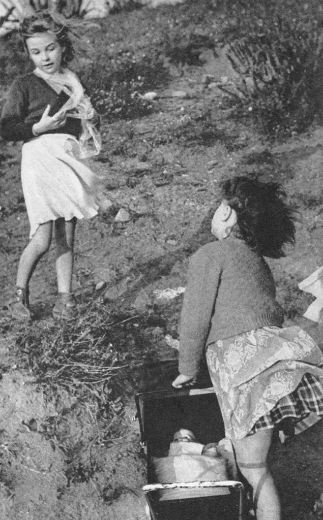 「二人の女の子」 Marc Riboud&nbsp;-&nbsp;アサヒカメラ 1955年3月号より