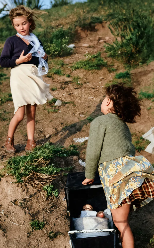 「二人の女の子」 Marc Riboud&nbsp;-&nbsp;AI加工 カラー化