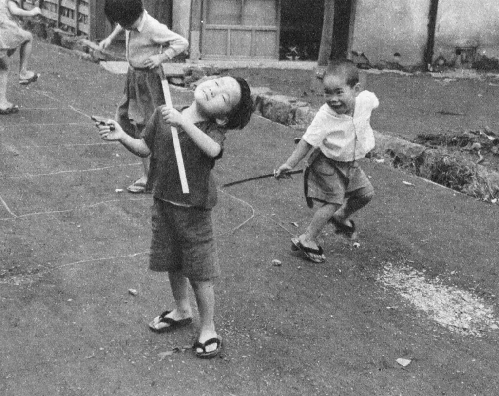 「子供の世界 （チャンバラ遊び）」 松村厚一郎&nbsp;-&nbsp;アサヒカメラ 1955年3月号より