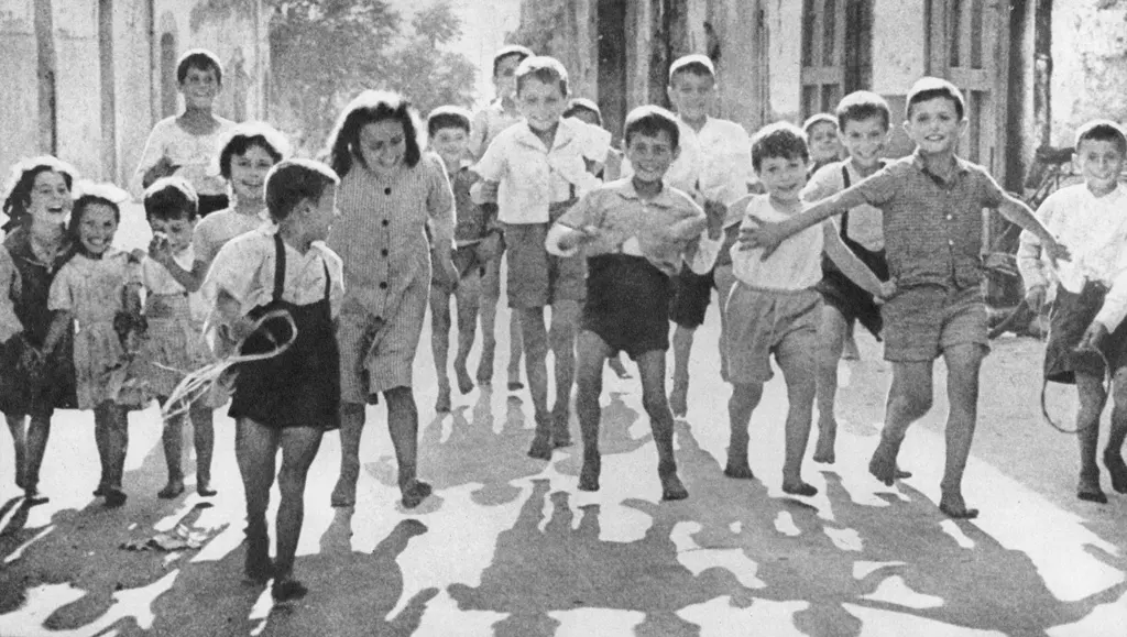 「イタリアの子供たち」 Daniel Bernstein&nbsp;-&nbsp;アサヒカメラ 1955年3月号より