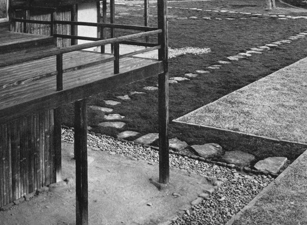 「桂離宮 楽器の間御椽先」 渡辺義雄&nbsp;-&nbsp;アサヒカメラ 1951年5月号より