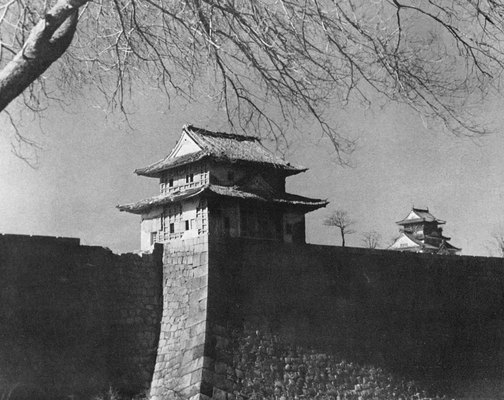「大阪城」 中藤敦&nbsp;-&nbsp;アサヒカメラ 1951年5月号より