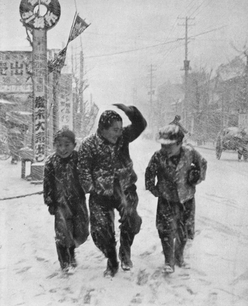 「初雪の子供達」 斎田和夫&nbsp;-&nbsp;アサヒカメラ 1951年5月号より