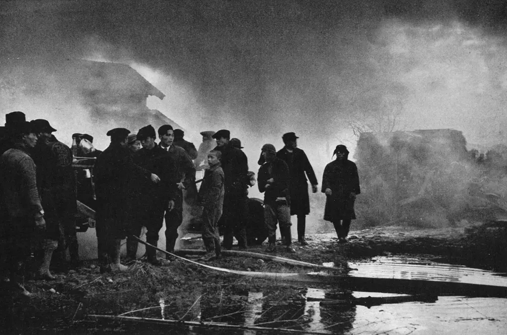 「火事場」 藤田圭一&nbsp;-&nbsp;アサヒカメラ 1951年5月号より