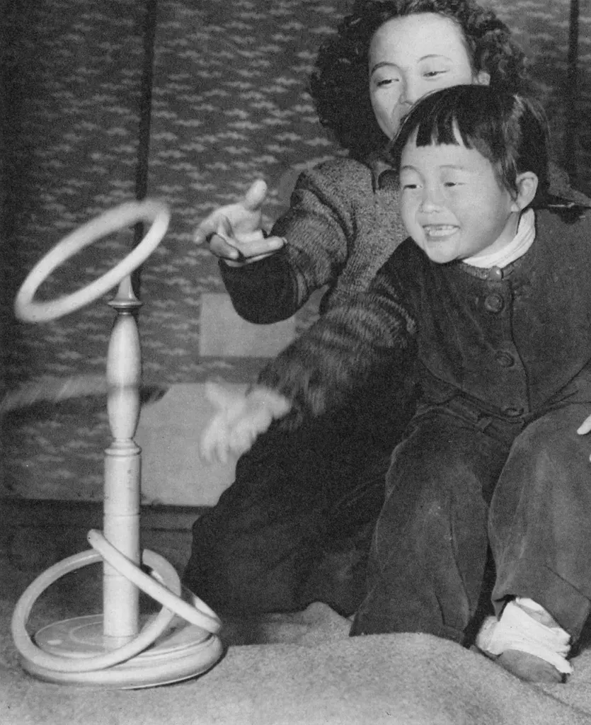「輪投げ」 朝日新聞中部支社写真部&nbsp;-&nbsp;アサヒカメラ 1951年5月号より