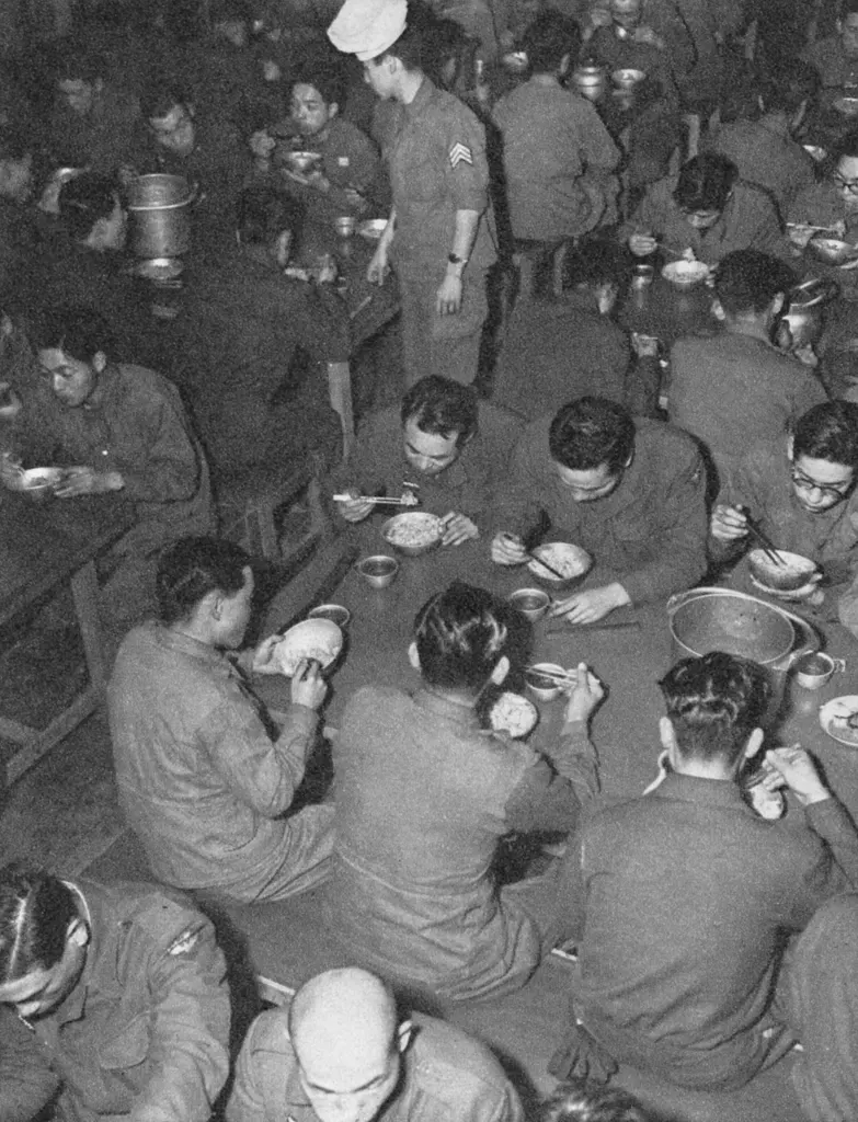 「食事時間 （予備隊は鍛える）」 菅野喜勝&nbsp;-&nbsp;アサヒカメラ 1951年5月号より