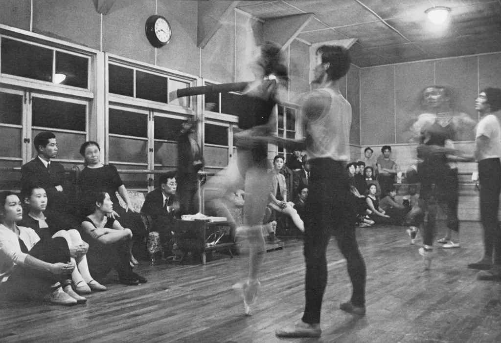 「バレー・リハーサル （服部・島田バレー団にて）」 三木淳&nbsp;-&nbsp;日本カメラ 1956年2月号より