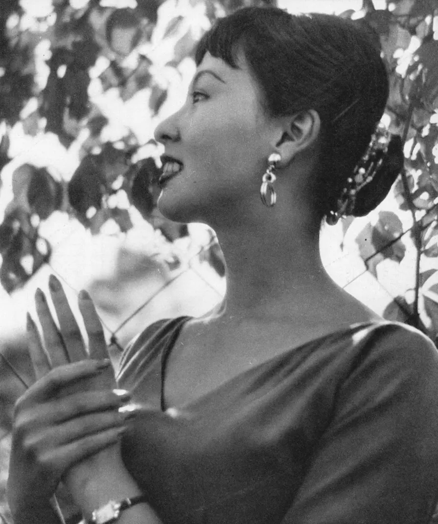 「ファッションモデルの石倉さん」 三岸芳子&nbsp;-&nbsp;日本カメラ 1956年2月号より