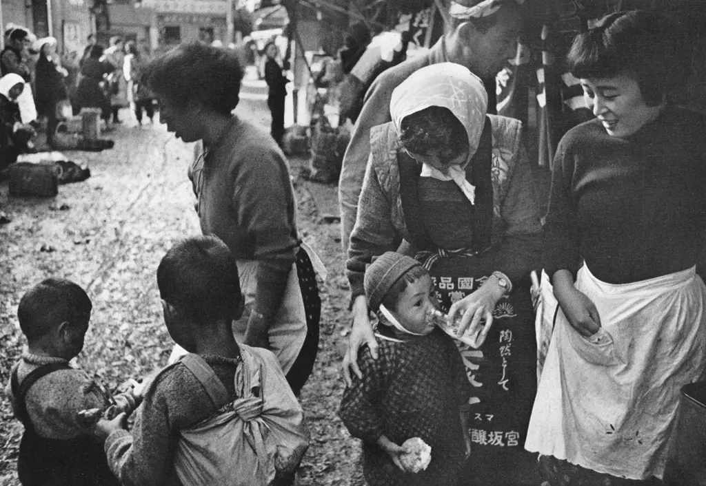 「かつぎ屋の子」 工藤正市&nbsp;-&nbsp;日本カメラ 1956年2月号より