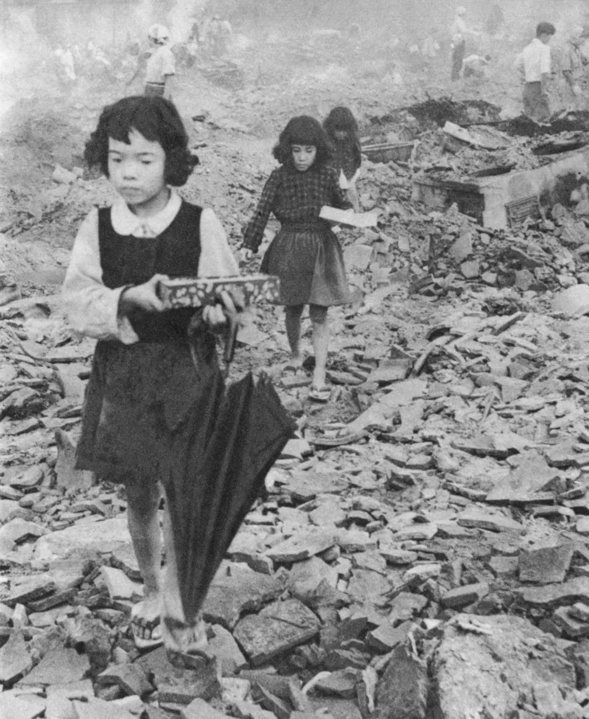 「焼跡にて」 青木智枝&nbsp;-&nbsp;日本カメラ 1956年2月号より