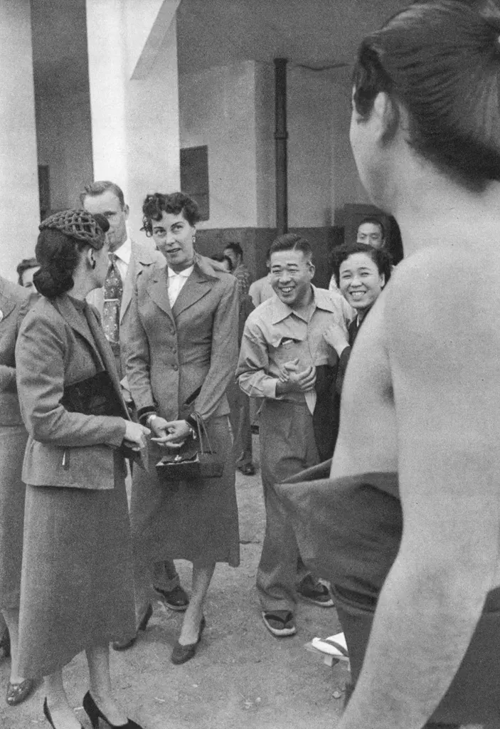 「角力場で見た外国人」 伊東忠全&nbsp;-&nbsp;日本カメラ 1956年2月号より