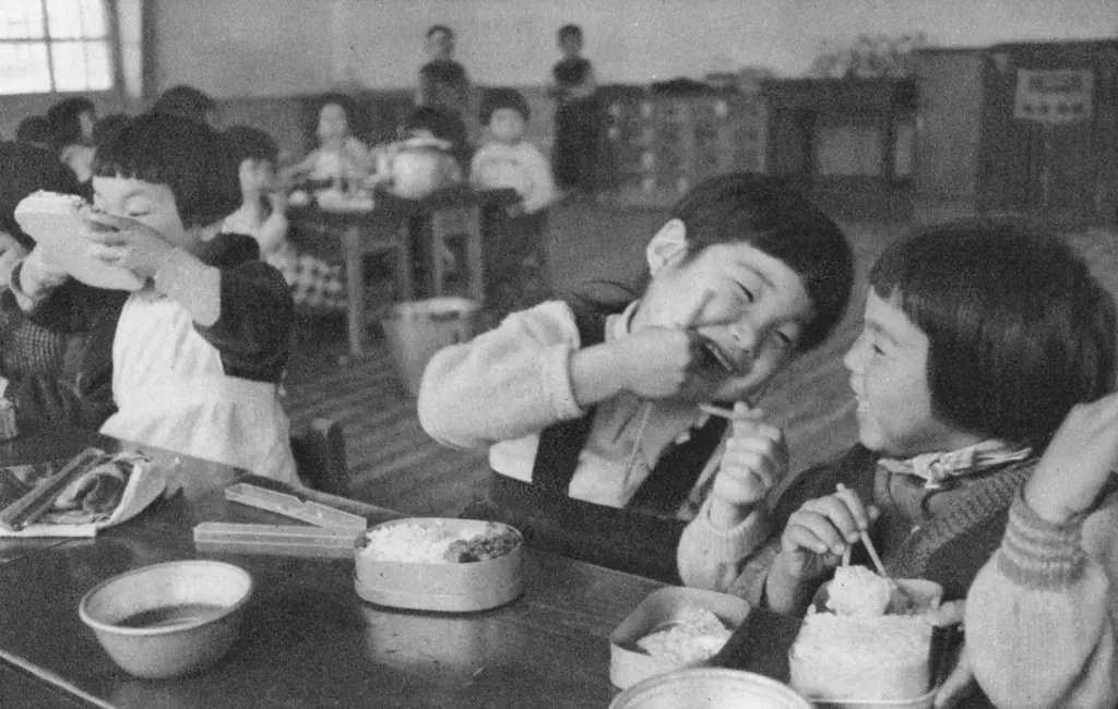「楽しい昼食」 山浦正&nbsp;-&nbsp;日本カメラ 1956年2月号より