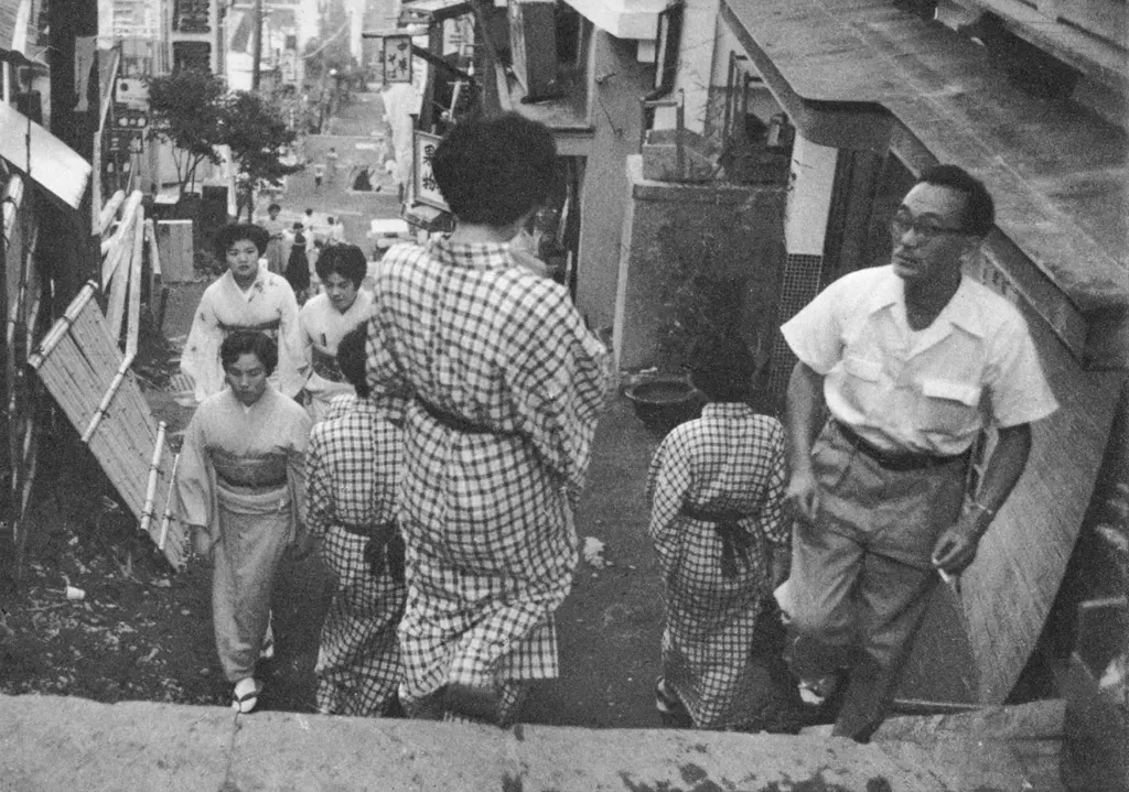 「一寸気になる女の子」 境野敏彦&nbsp;-&nbsp;日本カメラ 1956年2月号より