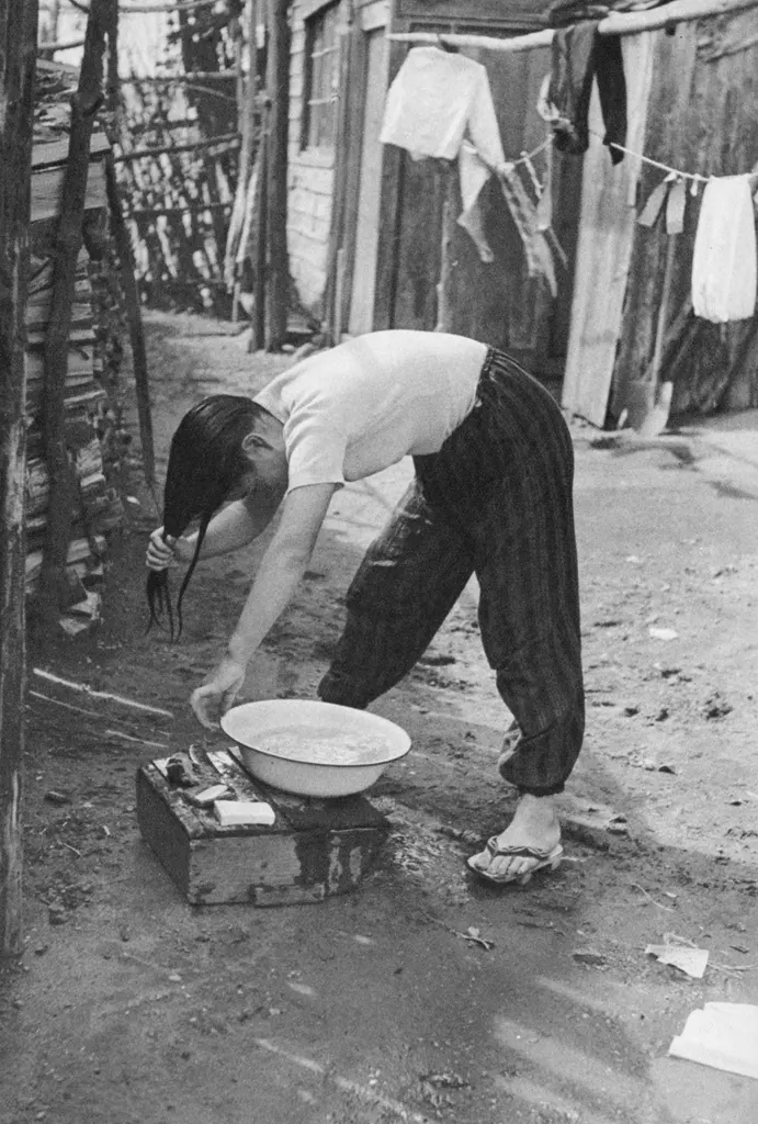 「漁村にて」 工藤正市&nbsp;-&nbsp;日本カメラ 1956年2月号より