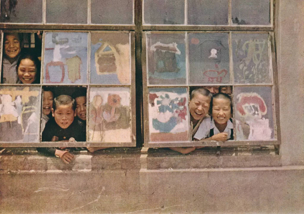 「小学校の窓 （徳島小学校にて）」 吉成正一 （1953年）&nbsp;-&nbsp;カメラ毎日 1954年6月号より