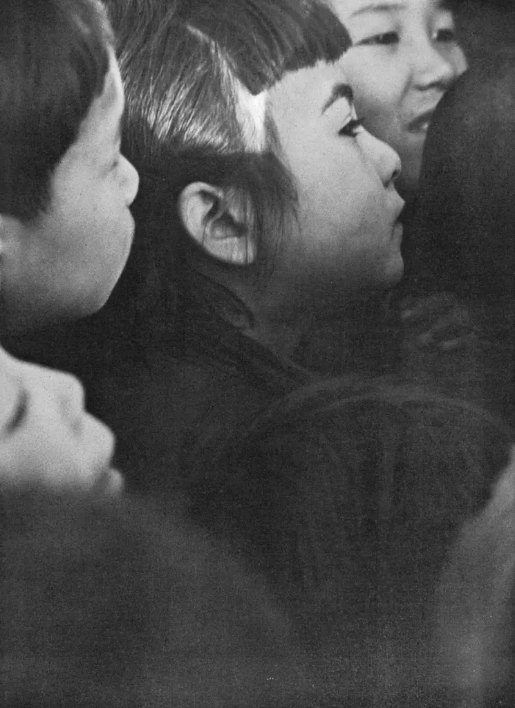 「下町の子供 （紙芝居を見ている子供たち）」 木村伊兵衛&nbsp;-&nbsp;カメラ毎日 1954年6月号より