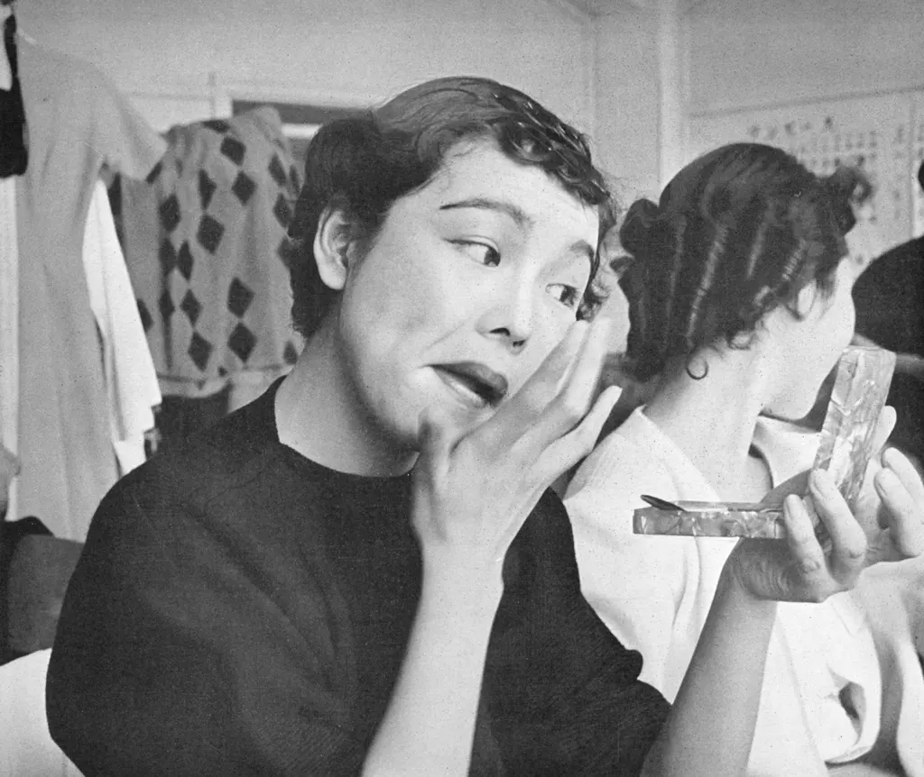 「ファッション・ショウの楽屋で見た顔」 棚橋紫水&nbsp;-&nbsp;カメラ毎日 1954年6月号より