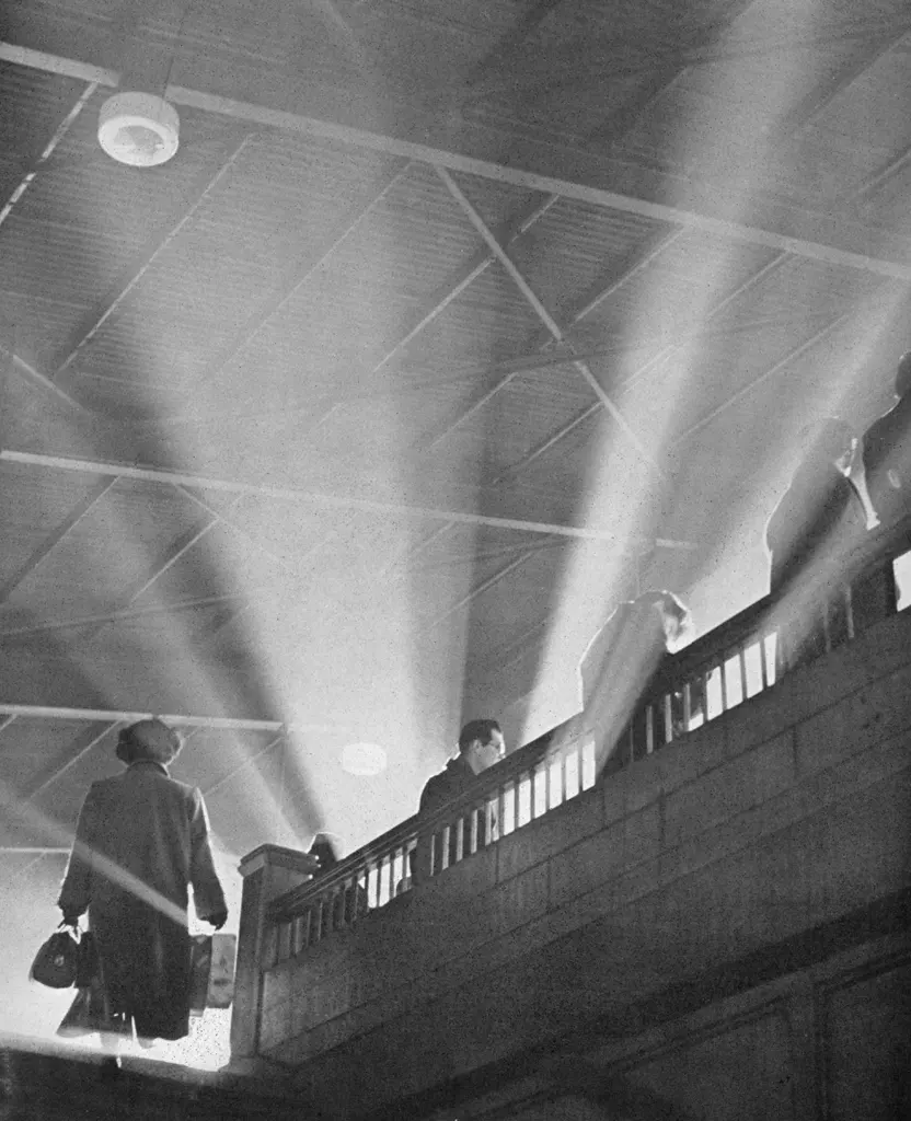 「朝のホーム （秋葉原駅にて）」 組地寛一&nbsp;-&nbsp;カメラ毎日 1954年6月号より