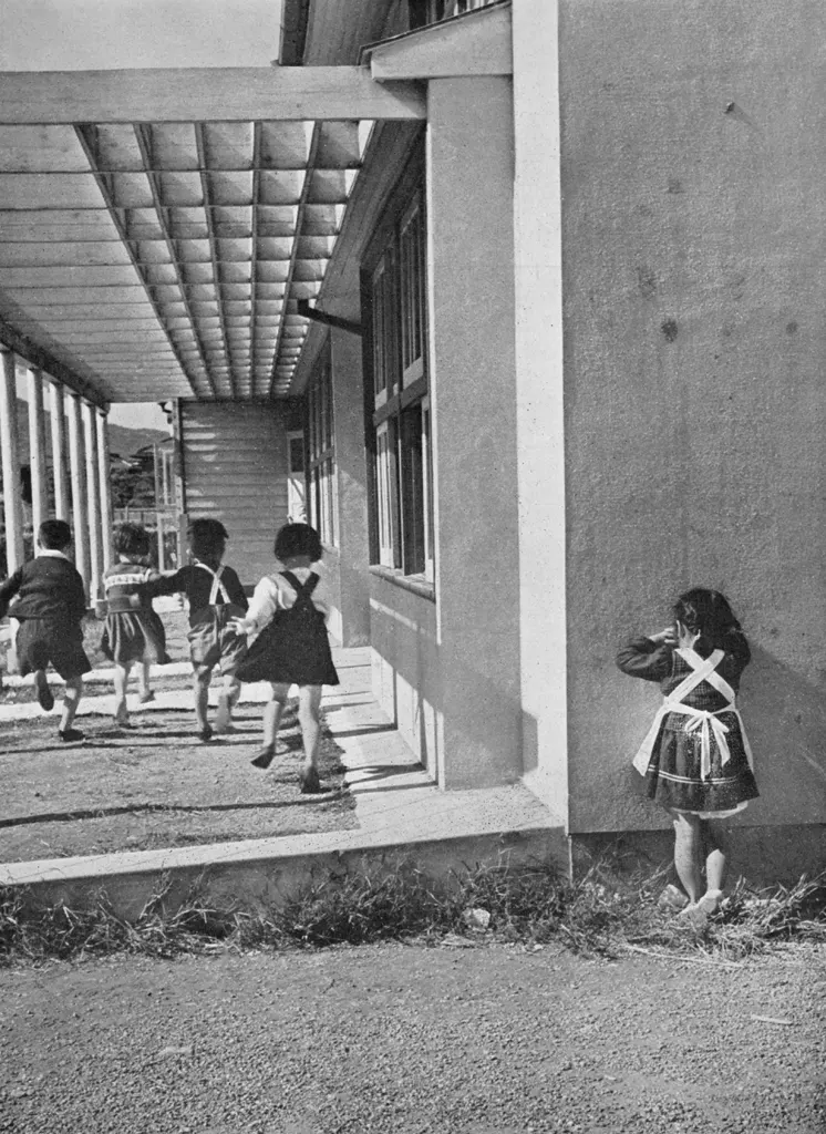 「かくれんぼ （萩市にて）」 伊藤澄江&nbsp;-&nbsp;カメラ毎日 1954年6月号より