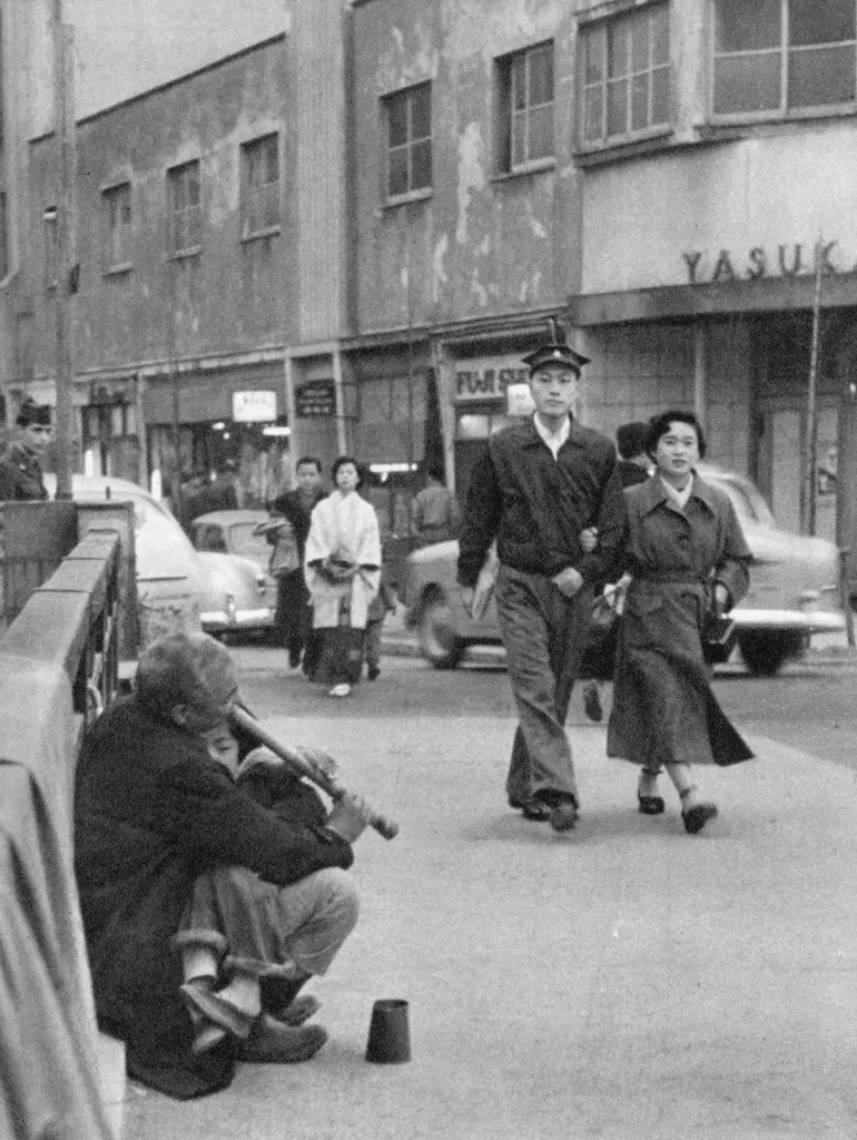 「コントラスト （銀座御幸橋）」 中島健蔵&nbsp;-&nbsp;カメラ毎日 1954年6月号より