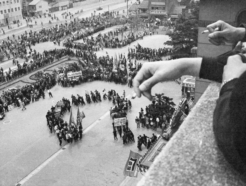 「メーデー （京都市庁屋上から）」 依田義賢&nbsp;-&nbsp;カメラ毎日 1954年6月号より