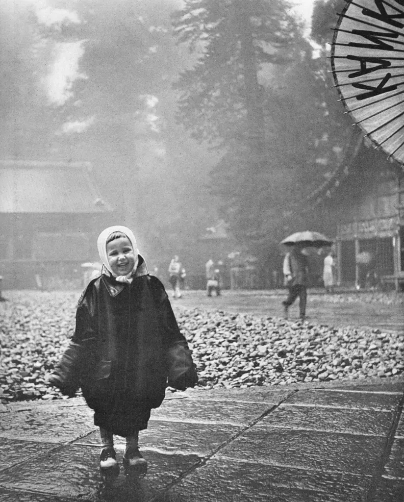 「雨の訪問者 （日光東照宮にて）」 秋元満正&nbsp;-&nbsp;カメラ毎日 1954年6月号より