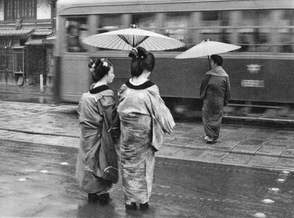 「雨の祇園」 小林貞男&nbsp;-&nbsp;カメラ毎日 1954年6月号より