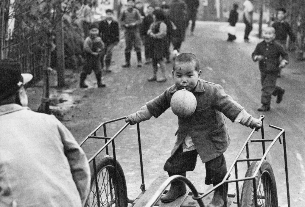 「街のいたずらっ児」 石川寛治&nbsp;-&nbsp;カメラ毎日 1954年6月号より