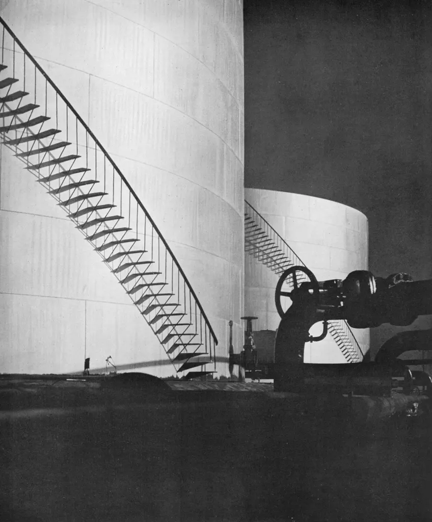 「タンクのある風景」 市川啓造 （1954年）&nbsp;-&nbsp;カメラ毎日 1954年6月号より