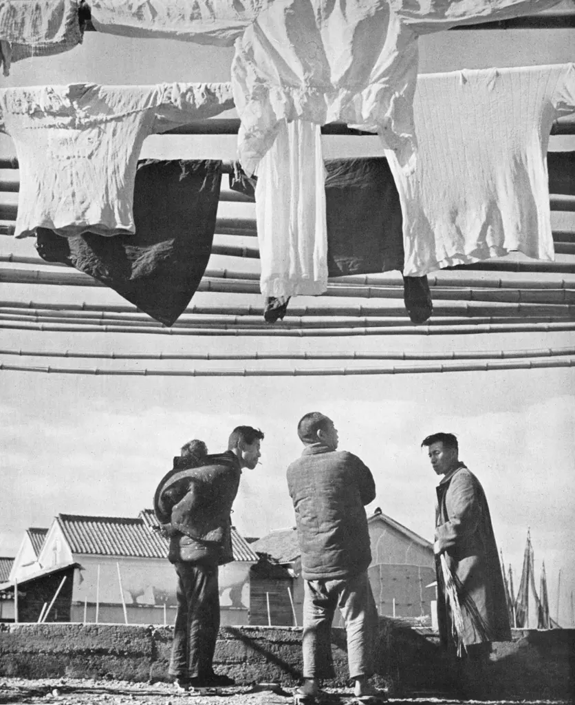 「休日」 石井喜久治&nbsp;-&nbsp;カメラ毎日 1954年6月号より