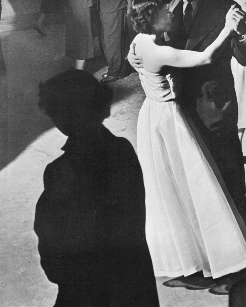 「ホールの一隅」 三上四郎&nbsp;-&nbsp;カメラ毎日 1954年6月号より