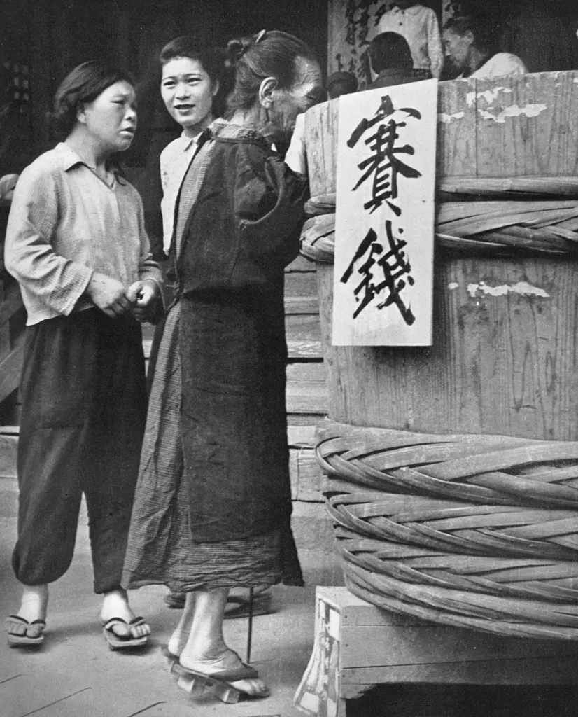 「世相」 倉田富士子&nbsp;-&nbsp;カメラ毎日 1954年6月号より