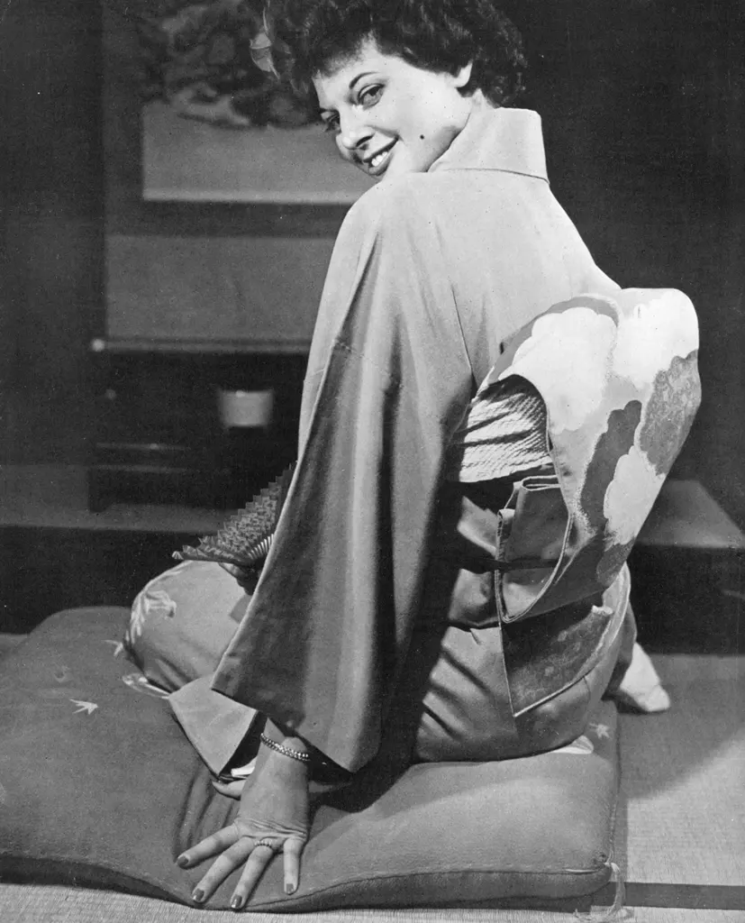 「ミス・ペギー （アメリカ人看護士ペギー・メラニックさん）」 斎藤安也&nbsp;-&nbsp;カメラ毎日 1954年6月号より